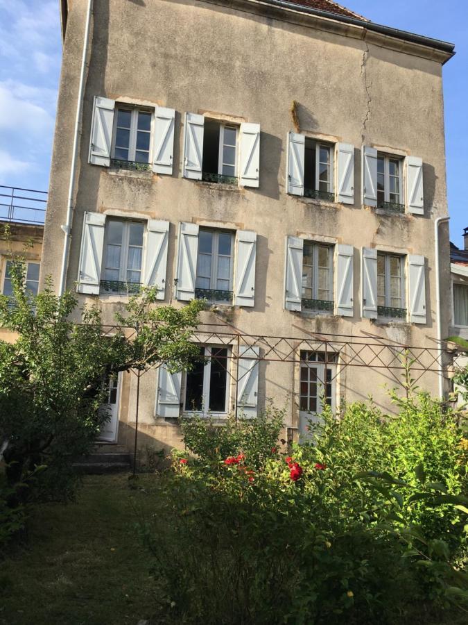 Grands Gîtes de charme avec jardin, lieu calme et paisible en plein coeur d'Arbois, linge inclu, lits faits à l'arrivée et ménage en fin de séjour Extérieur photo